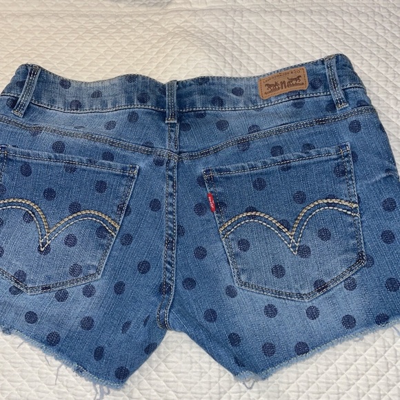 Levi’s distressed denim medium dark jean shorts with polkadots. - Picture 9 of 9